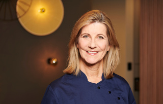 Porträt von Brigitte Schoeneich, Dentalhygienikerin und Inhaberin der Zahnlounge in Zürich-Enge. Sie bietet Zahnreinigung, Bleaching und AirFlow®