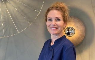 Dr. med. dent. Cornelia Katumba-Gsell hat das Schweizer Staatsexamen abgelegt Porträt von Dr. med. dent. Cornelia Katumba-Gsell in der Zahnlounge. Sie bietet umfassende Zahnarzt-Leistungen in Zürich-Enge, darunter Beratung, Kontrolle, Veneers und Zahnersatz.